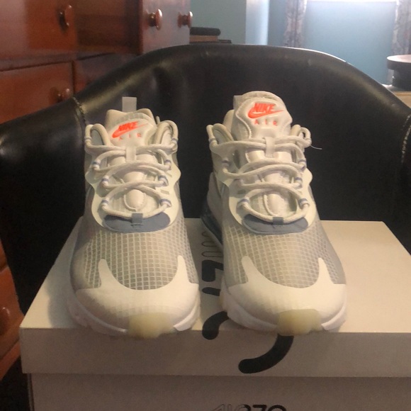 Nike Air Max 270 React - Picture 3 of 4